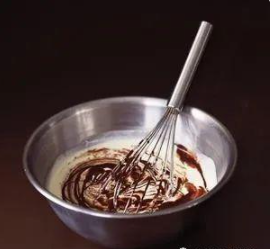 让热爱牛奶巧克力的人无法拒绝的两款甜品——奶香焦糖布丁和巧克力慕斯